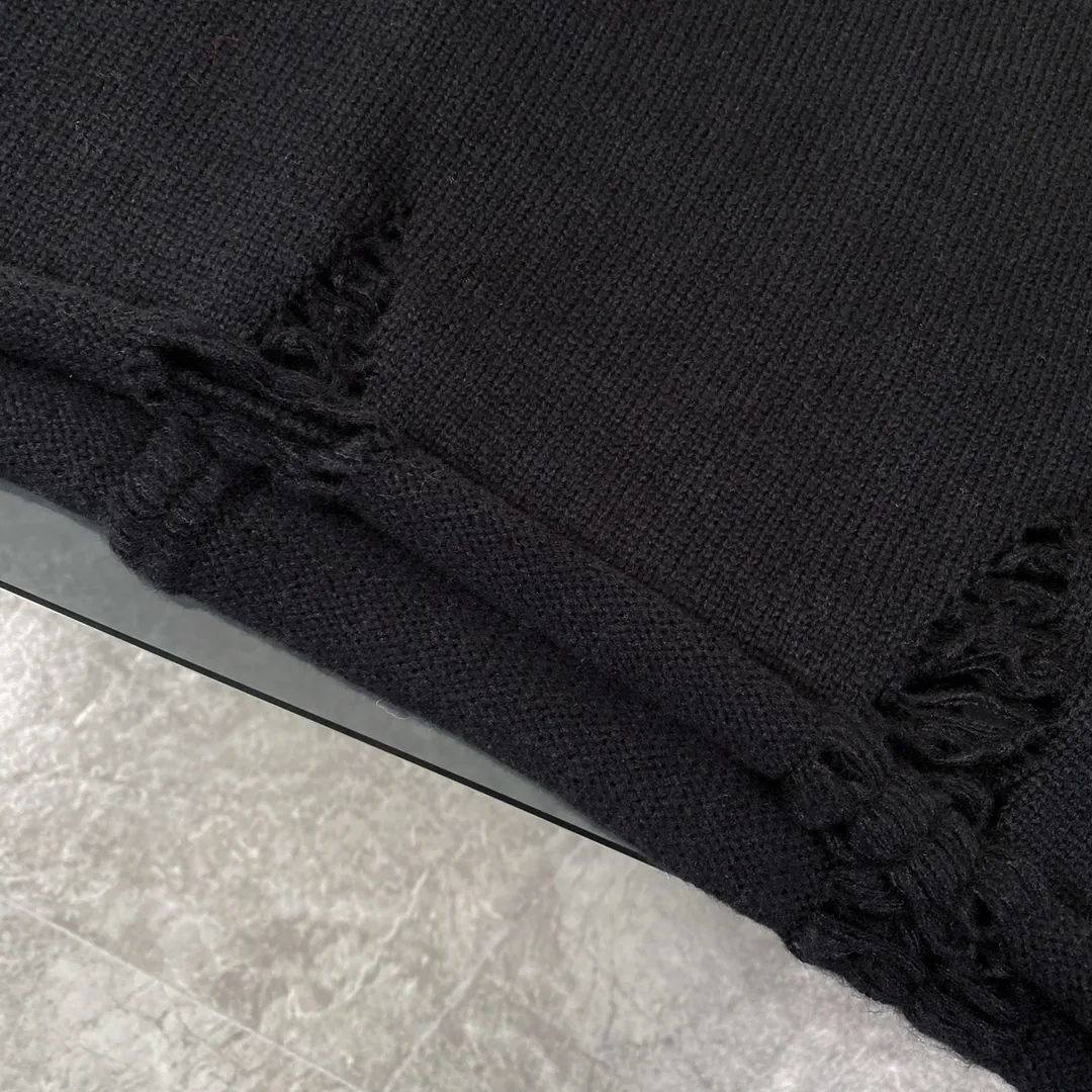 P240 Chrome Hearts CH Chrome Hearts Embroidered Disk Sanskrit Cross Hole Knitted Sweater Pullover. It’s a very popular style. It’s the same style for men and women. It’s matched with black and white. It looks great in real life. It looks good on the upper body. It looks good in daily wear. It’s even better when taking photos. It’s hard not to buy it. Buy it for me!!! Believe me, no one can refuse such a machine-length Chrome Hearts jacket. The version has been expanded based on the old version. The upper body is loose and stylish, and the hem is expanded to a casual design. Fat people look extremely slim, thin people have limited height and high-end. Ten thousand yuan ZP printing, 1:1 perfect restoration, looks good when worn alone or stacked, can be easily controlled by both men and women. If you care more about quality, you must also respect the price. It is completely different from the thin see-through bottoms and junk products on the market that pill when worn. If the style makes you shine at a glance, then quality is what you should pay more attention to. Compared with price, we focus on quality. Customers who have received my products all know it. ️️️ Sweaters on the market are generally made of bract core yarn. We use modal. The advantages over core-spun yarn are very intuitive: high cost, high price, high density, relatively expensive for developers, and let us make a lot less money. In addition, it is delicate, has no scum on the upper body, resists pilling, and is high-end. We are conscientious sellers and do not use core-spun yarn. Apart from being cheap, core-spun yarn is really useless. It shrinks, pills, hooks, and makes people pierced. He is proficient in everything. It is 2024. Who doesn’t want to look decent when they go out? Quality determines the upper body effect. No matter how bad the quality, the best style is still the temperament of the urban-rural fringe. We only do long-term business. Quality determines character. Take it back and wear it with confidence and wash it. The quality of the pattern will definitely make your eyes shine. We only make the right version of high quality. We make high-end hard goods. Reject junk goods and reject fast food. Conscientious quality and conscientious price. You deserve it!  Color: Black Beige Gray Size: S M L